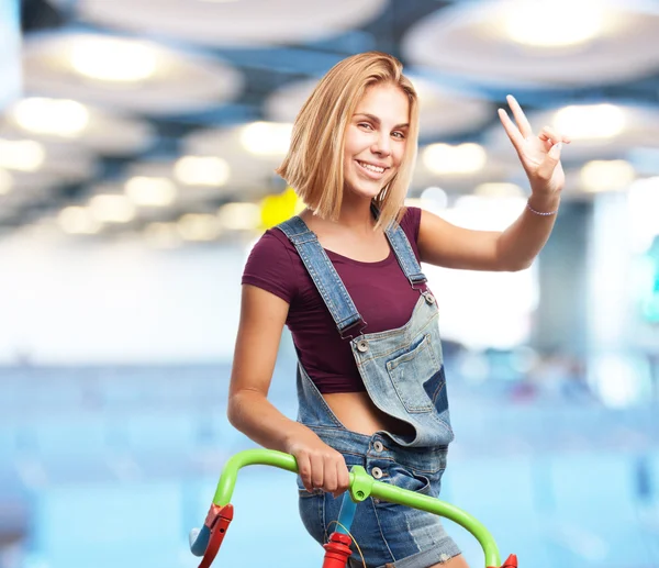 Jovem loira menina com bicicleta — Fotografia de Stock