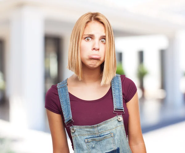 Chica rubia con expresión preocupada — Foto de Stock