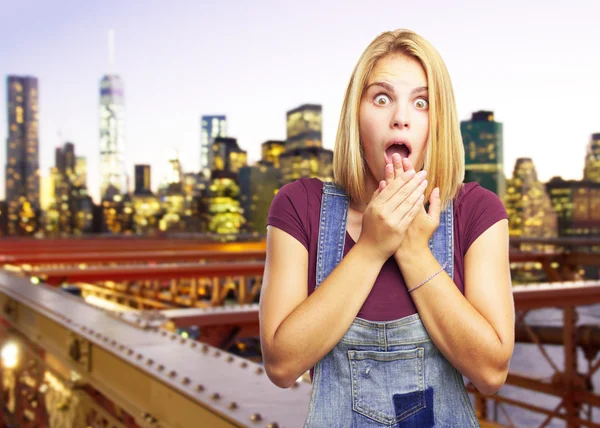 Blond tjej med förvånad uttryck — Stockfoto