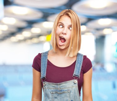 Genç sarışın kız mutlu ifade ile