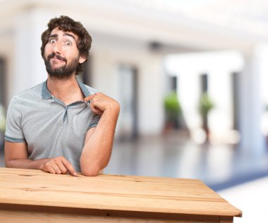 genç adam için endişe ifade ile masada