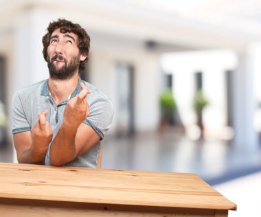 genç adam için endişe ifade ile masada