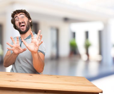 genç adam için endişe ifade ile masada