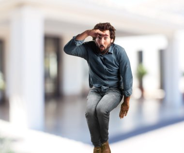 genç adam için endişe ifade ile atlama