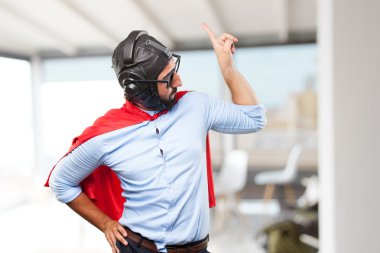 mutlu ifade ile deli kahraman adam