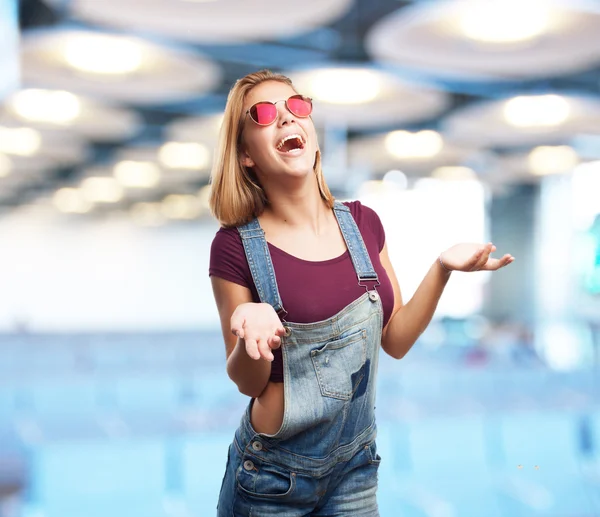 Giovane ragazza bionda con espressione felice — Foto Stock