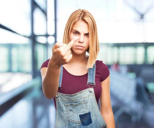 Blondes Mädchen mit wütender Miene — Stockfoto