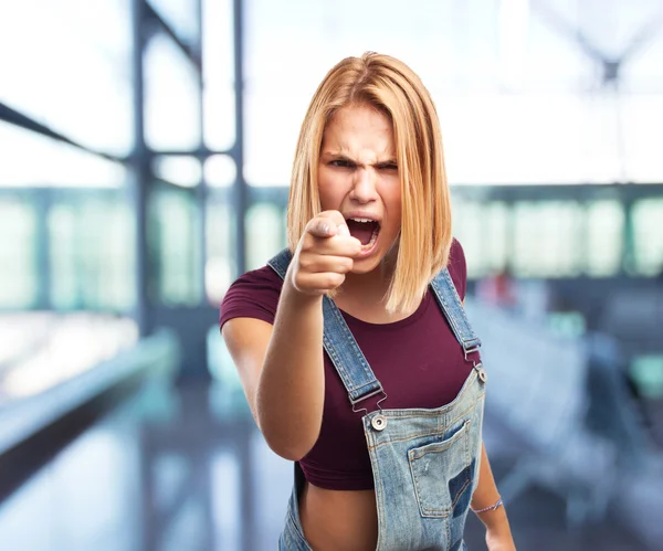 Blond tjej med arga uttryck — Stockfoto