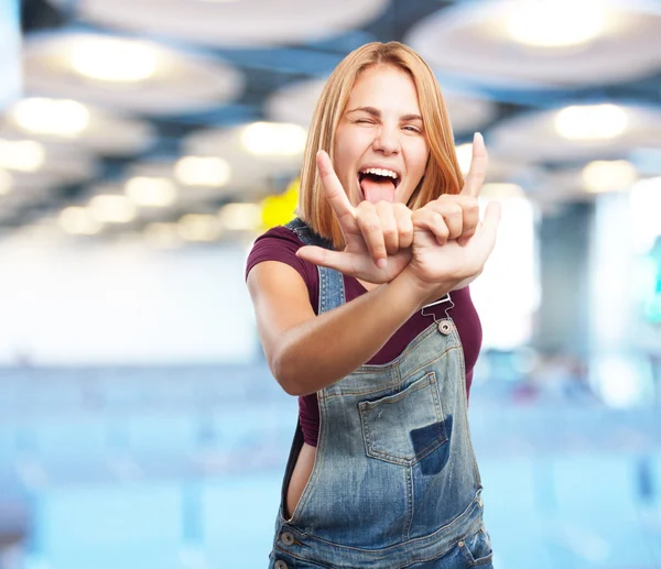 Jovem menina loira com expressão feliz — Fotografia de Stock