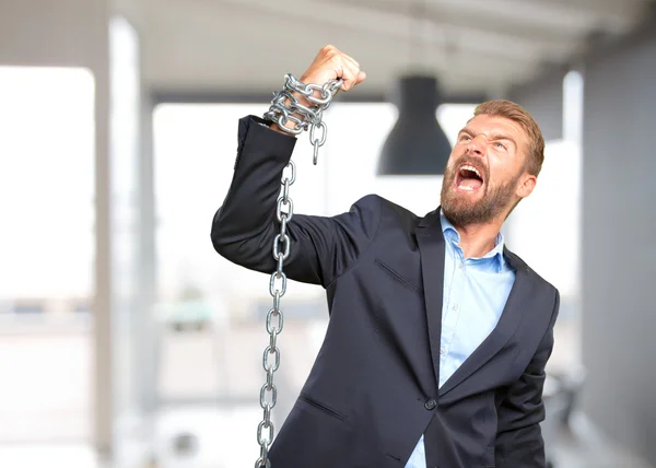 Blonder Geschäftsmann mit eiserner Kette — Stockfoto