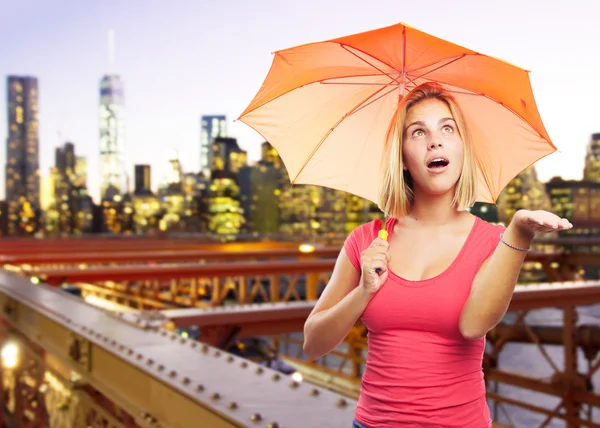 Bionda sorpresa ragazza con ombrello — Foto Stock