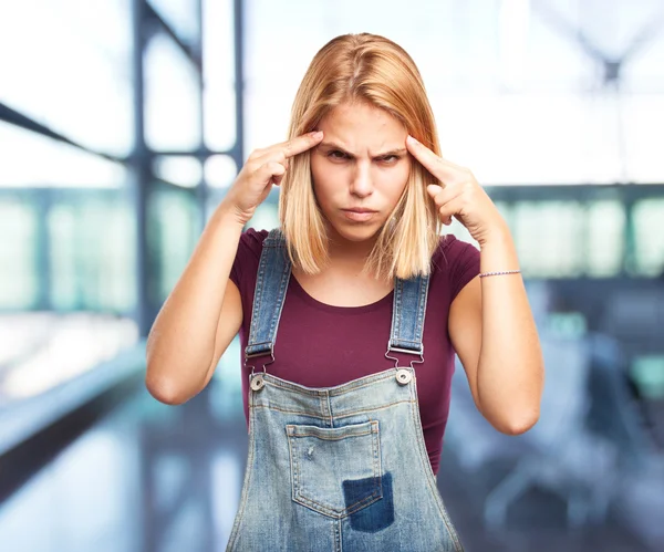 Blond tjej med arga uttryck — Stockfoto