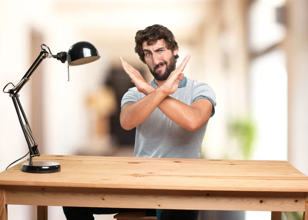 Crazy man at table with angry expression — Stock Photo, Image