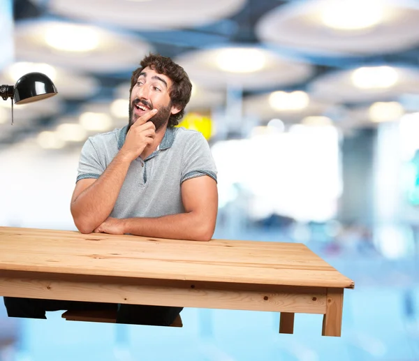 Homme à table avec une expression heureuse — Photo