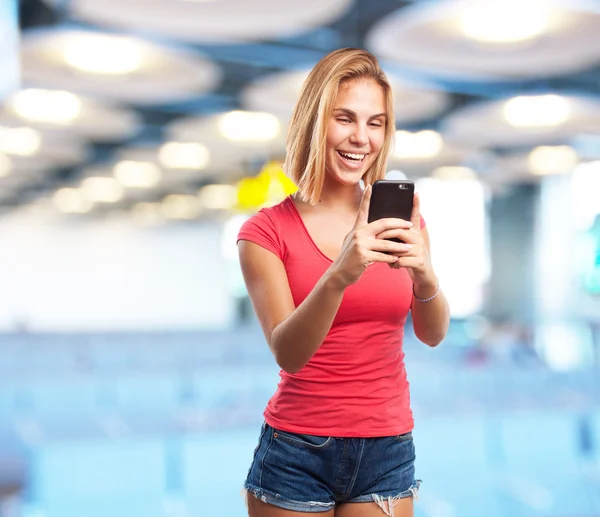 Meisje met behulp van mobiele telefoon — Stockfoto