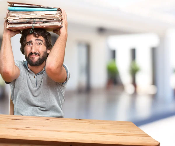 Loco joven en la mesa con documentos —  Fotos de Stock