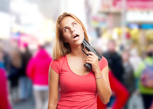 Chica rubia triste con pistola — Foto de Stock