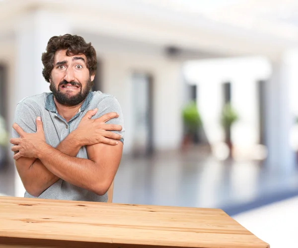 Joven a la mesa con expresión preocupada — Foto de Stock