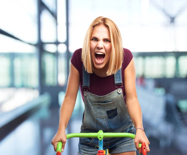 Junges blondes Mädchen mit Fahrrad — Stockfoto