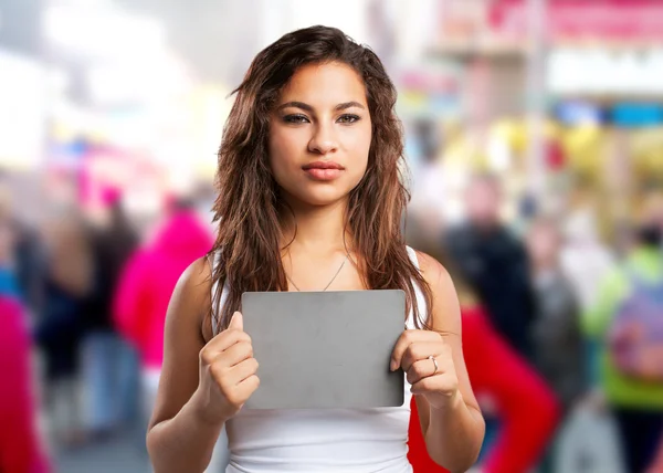 Ragazza con espressione triste e carta grigia — Foto Stock