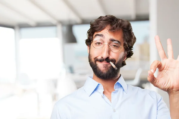 Gek hippie man rookt een sigaret — Stockfoto