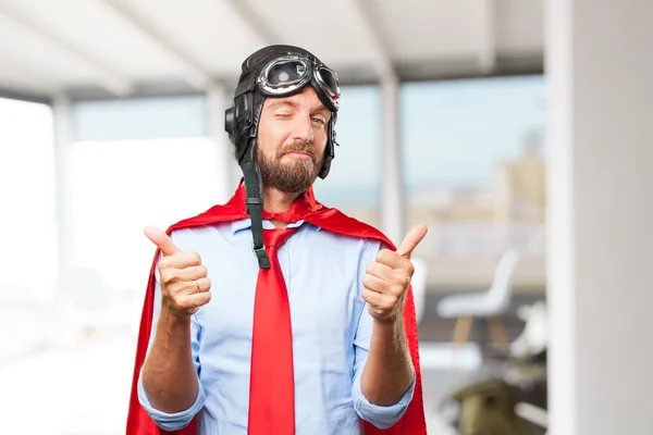 Blonde Pilotin mit glücklichem Gesichtsausdruck — Stockfoto