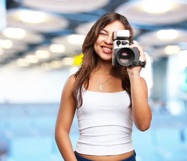 Junges schwarzes Mädchen mit Kamera — Stockfoto