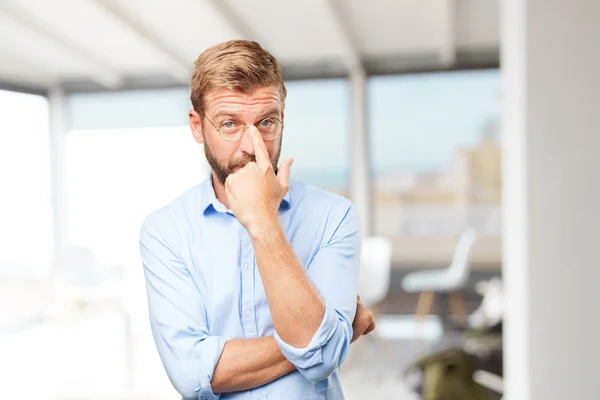 Blonder Geschäftsmann mit glücklichem Gesichtsausdruck — Stockfoto