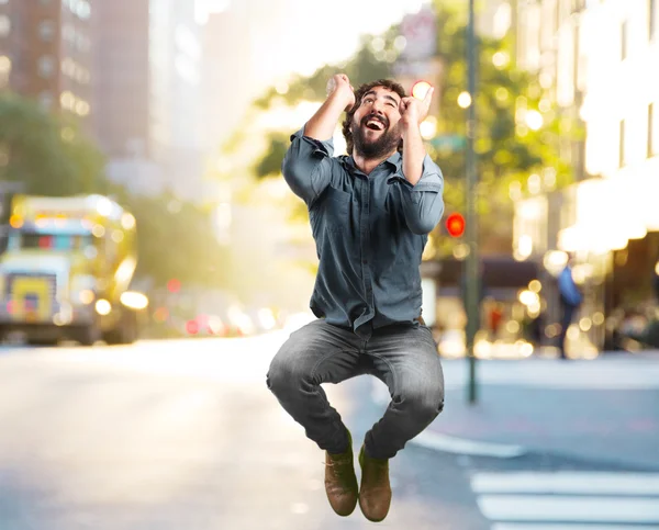 Verrückter Mann springt mit glücklicher Miene — Stockfoto