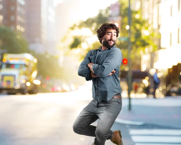 Homem louco pulando com expressão feliz — Fotografia de Stock