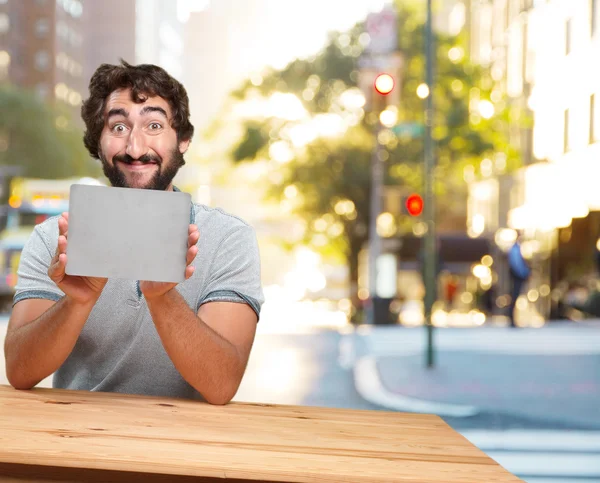 Uomo a tavola con cartellino grigio — Foto Stock