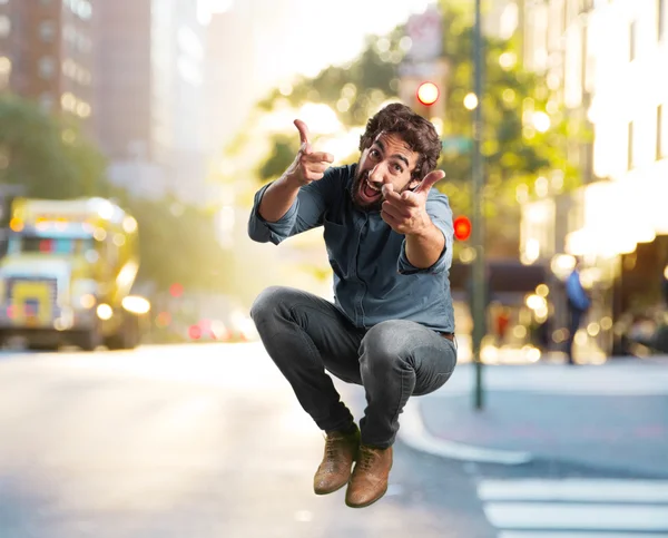 Homem louco pulando com expressão feliz — Fotografia de Stock