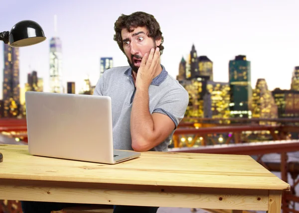 Őrült ember asztalhoz a laptop — Stock Fotó