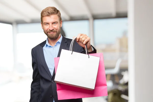 Blond zakenman met shopping tassen — Stockfoto