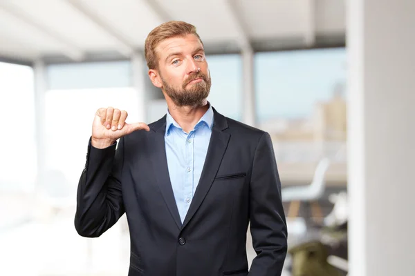 Blonder Geschäftsmann mit glücklichem Gesichtsausdruck — Stockfoto