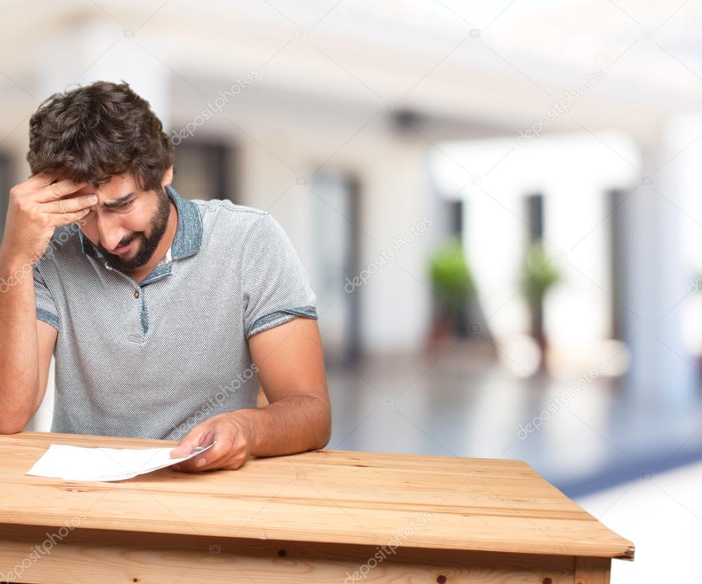 человек за столом. нервное расстройство. человек в стрессе. мужчина думает. человек задумался.