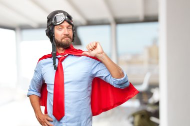 mutlu ifade ile sarışın pilot