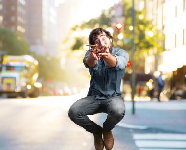 deli adam oyuncak uçak ile atlama