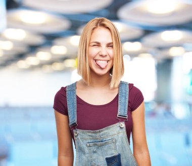 Genç sarışın kız mutlu ifade ile