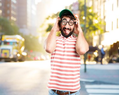 deli adam kulaklıklar müzik dinleme