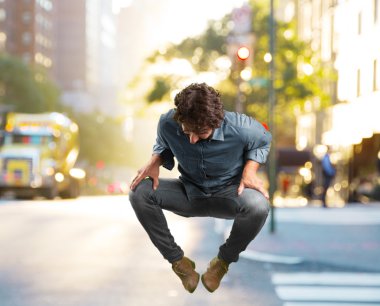 deli adam mutlu ifade ile atlama