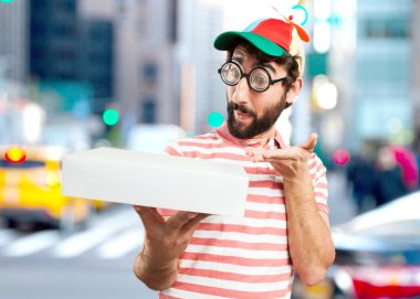 Beyaz kutu ile çılgın genç adam