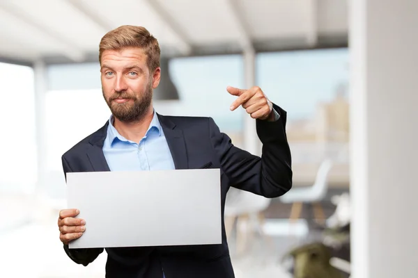 Blonder Geschäftsmann mit weißem Blanko — Stockfoto