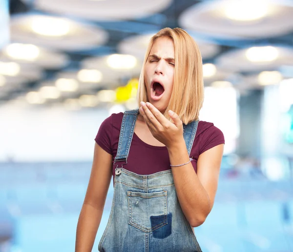 Giovane ragazza bionda con espressione felice — Foto Stock