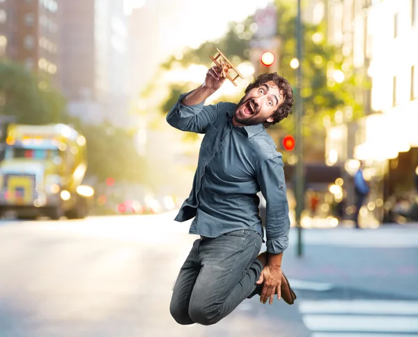 Louco jumping homem com brinquedo avião — Fotografia de Stock