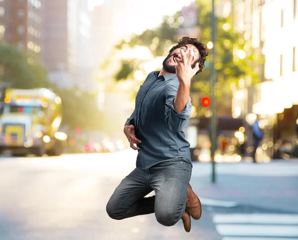 Verrückter Mann springt mit glücklicher Miene — Stockfoto