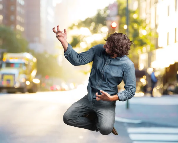 Crazy man springen met gelukkig expressie — Stockfoto