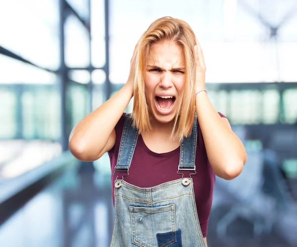 Blond tjej med arga uttryck — Stockfoto