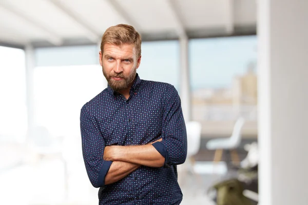 Blonder Geschäftsmann mit glücklichem Gesichtsausdruck — Stockfoto