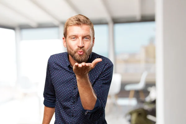 Blonder Geschäftsmann mit glücklichem Gesichtsausdruck — Stockfoto